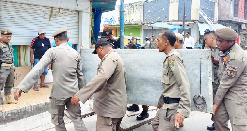 Penertiban PKL di Kawasan Pusat Perdagangan oleh Satpol PP Kota Gorontalo, Senin (8/5). (Foto: Prokopim)
