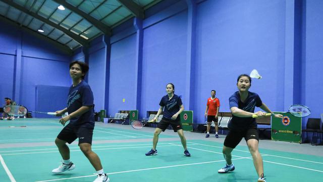 Tim bulu tangkis putri Indonesia sedang berlatih untuk menghadapi Kamboja pada laga perempat final cabang bulu tangkis beregu SEA Games 2023 di Badminton Hall Morodok Techo, Selasa (9/5/2023). (foto: PBSI)