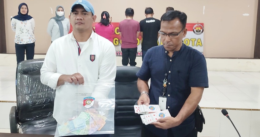 Lima orang warga yang berhasil diciduk saat main judi kini telah ditahan di Mapolres Gorontalo Kota,Rabu (10/5/23). (Foto: Natha/Gorontalo Post)