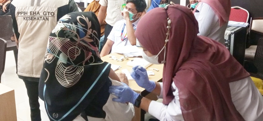 Para CJH Kota Gorontalo melakukan vaksin miningitis dan anti flu sebelum keberangkatan mereka nanti ke tanah suci. (F. Syamsurizal/ Gorontalo Post)