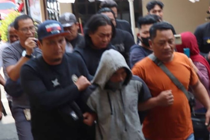 Pelaku berinisial R dibawa petugas ke Kantor Satreskrim Polresta Banyumas di Purwokerto, Kabupaten Banyumas, Senin (26/6/2023), karena diduga membunuh dan mengubur bayi hasil hubungan sedarah dengan anak kandungnya. (ANTARA/HO-Polresta Banyumas)