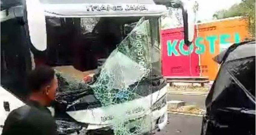 Kaca bus yang terlibat kecelakaan karambol di simpang 4 Wojo, Bantul, pecah. Kecelakaan yang melibatkan sejumlah kendaraan ini terjadi pada Rabu (5/7/2023).
