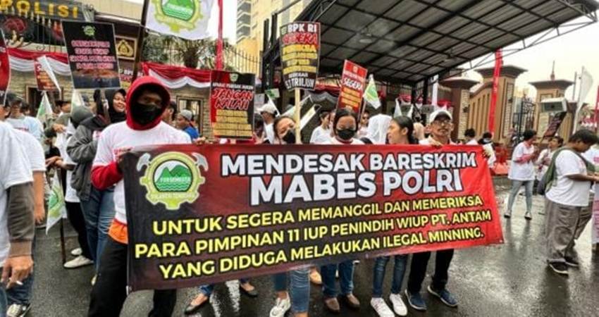 Massa yang mengatasnamakan Forum Mahasiswa Pemerhati Invetasi Pertambangan Sulawesi Tenggara (Forsemesta Sultra) menggelar aksi di Mabes Polri, Kamis (6/7). Foto: Forsemesta
