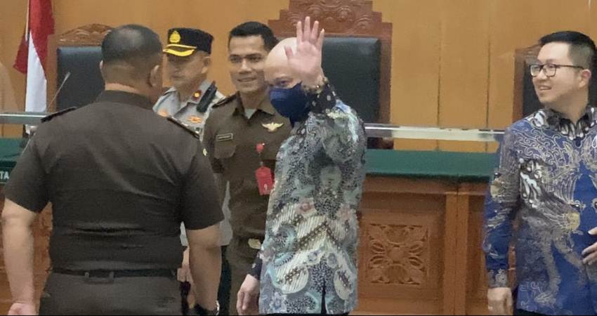 Nasib hukuman seumur hidup atas vonis Majelis Hakim Pengadilan Negeri Jakarta Barat pada Teddy Minahasa ditentukan hari ini. -Disway