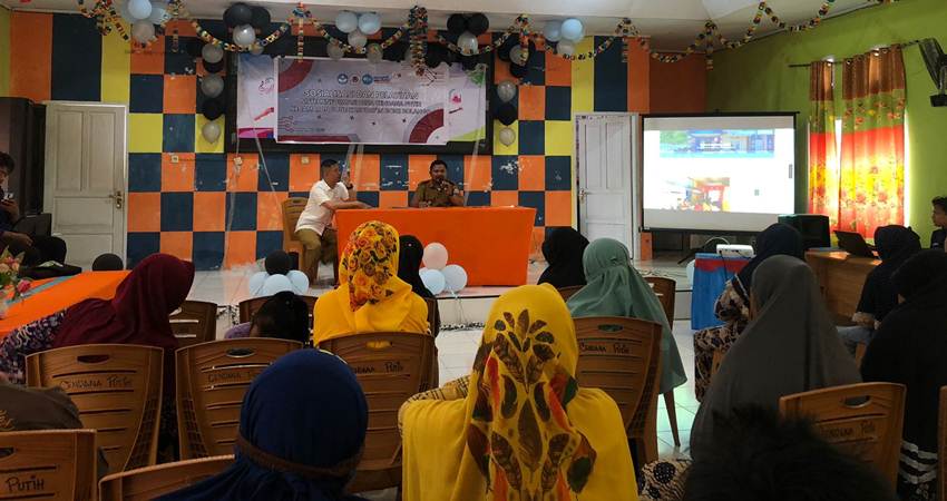 Suasana pelatihan website yang dihadiri oleh Kepala Desa dan juga Warga Desa Cendana Putih