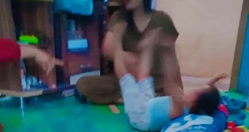 Tangkapan layar sang Ibu yang menganiaya anaknya