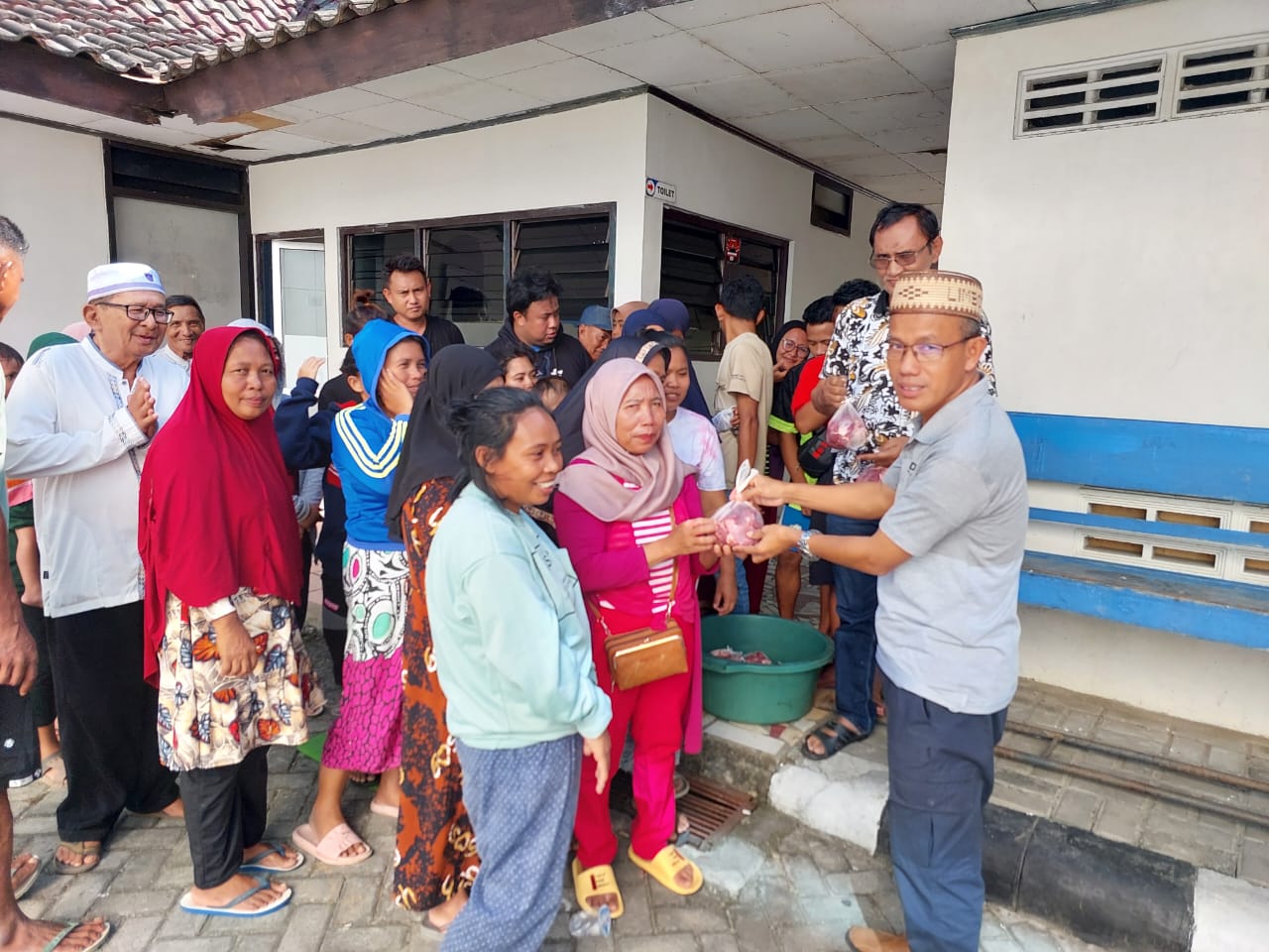 Iduladha 1444 Hijriah, BRI Cabang Limboto Bagi-bagi Daging Kurban  