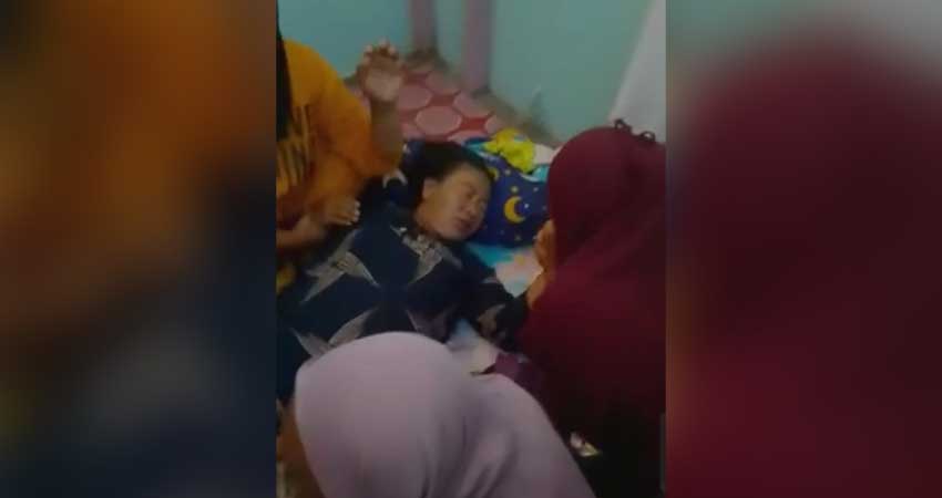 Pihak keluarga usai mengevakuasi HH (38) yang mencoba bunuh diri dengan cara gantung diri di dalam kamar Desa Mamungaa Timur Kec. Bulawa Kab. Bone Bolango, Selasa (25/723). Foto: Istimewa).