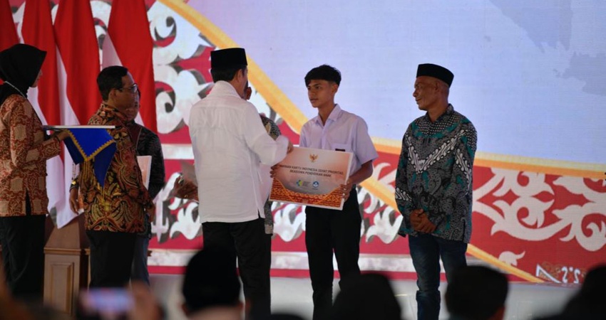 Presiden Joko Widodo saat meresmikan peluncuran program yang ditujukan bagi 12 lokasi peristiwa pelanggaran HAM berat di Indonesia yang dipusatkan di Kabupaten Pidie, Aceh, Selasa (27/6). Foto: Dokumentasi Kemendikbudristek