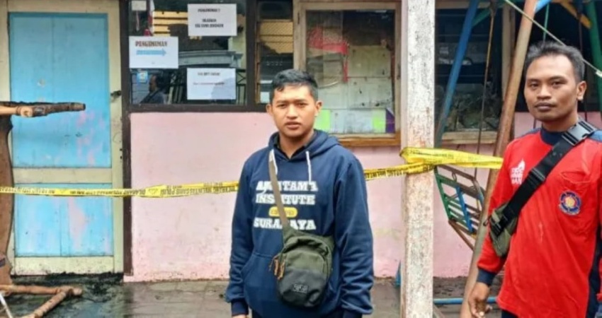 Warga berdiri di depan Kantor PPS Dompyong yang terbakar di Desa Dompyong, Kecamatan Bendungan, Trenggalek, Rabu (5/7). ANTARA/HO-Foto warga