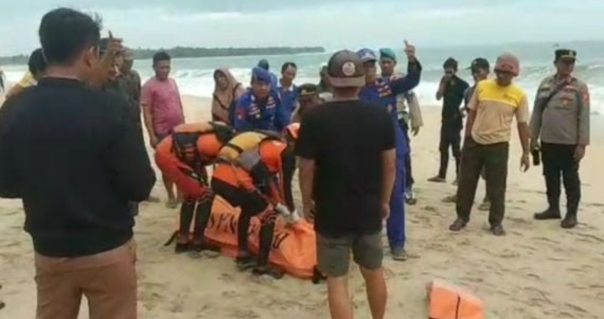 Suasana saat tim SAR gabungan mengevakuasi korban nelayan yang hilang di Pesisir Barat Lampung. (ANTARA/HO-SAR Lampung)