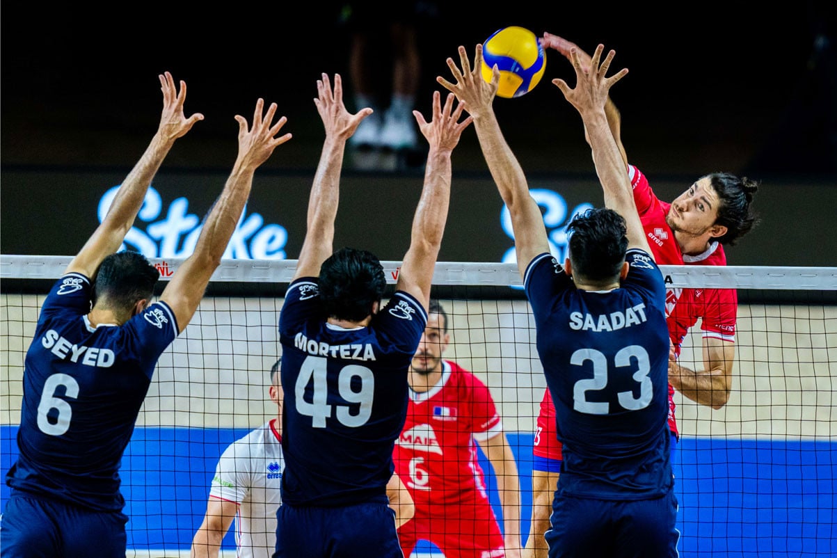 Outside hitter Prancis Timothee Carle mensmes pertahanan Iran pada laga dua negara di Week 3 VNL 2023. Foto: Volleyball World