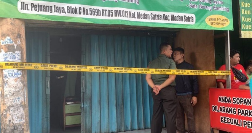 Lokasi seorang pedagang sate yang ditemukan bersimbah darah di Jalan Pejuang, Medan Satria, Kota Bekasi, Kamis (29/6/2023). Belum diketahui siapa pelaku dari kasus pembunuhan tersebut.(KOMPAS.com/JOY ANDRE T.)