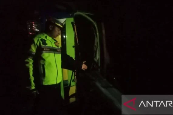 Personel Satlantas Polres Sukabumi saat menunjukkan kondisi truk karena kecelakaan tunggal di Jalan Raya Cibareno-Cisolok, Kampung Cibareno, Desa Pasirbaru, Kecamatan Cisolok, Kabupaten Sukabumi, Jawar Barat, Rabu, (21/6/2023). ANTARA/Aditya Rohman