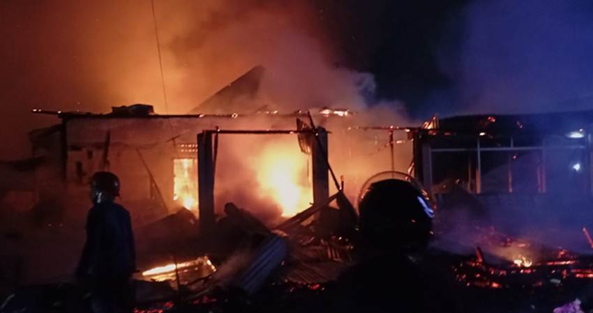 Kebakaran di Jln Agus Salim, Rumah Makan dan Toko Gorden Ludes
