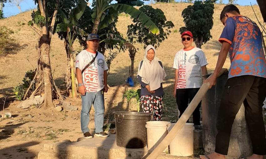 Desa Timuato Kekeringan, LSM Barakati Distribusi 1000 Liter Air Bersih