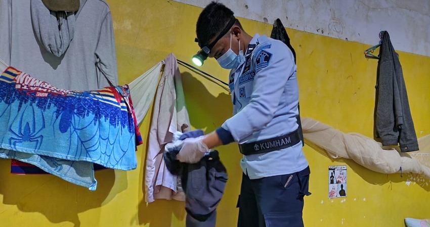 Napi Ditemukan Simpan Barang Potensi Bahaya