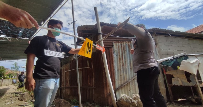 Adegan ke Empat Polisi Ditebas, Tangan Robek Kena Parang