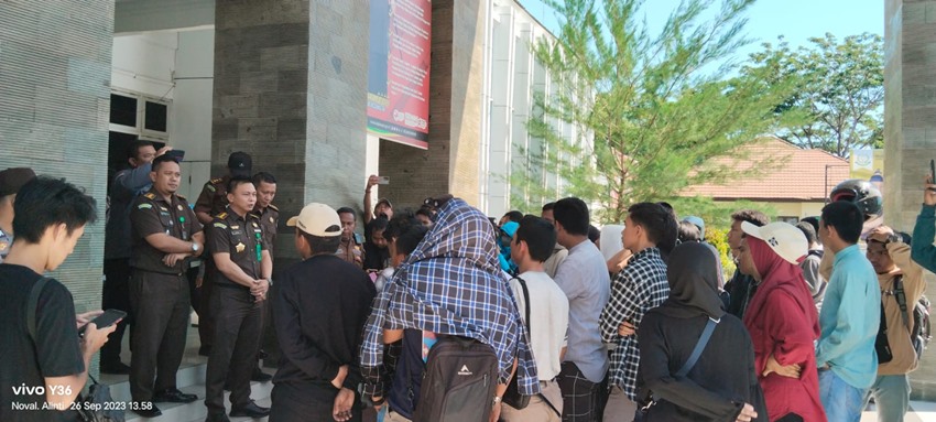 Kejati Didesak Tuntaskan Kasus Bansos dan PDAM Bonbol