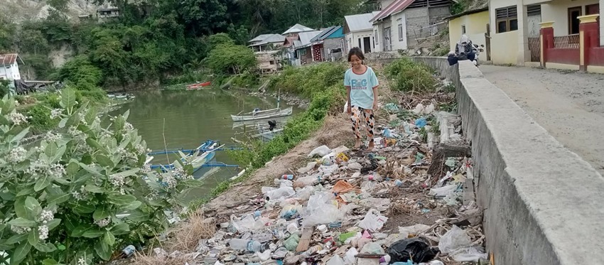 Tepi Sungai Siendeng Penuh Sampah, Bau Busuk