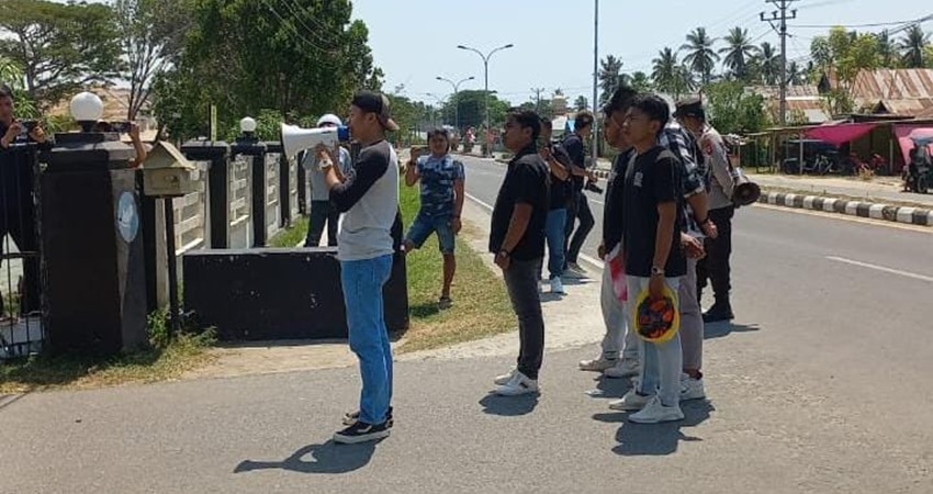 Gelar Aksi di Depan Polres Pohuwato, Aliansi Masyarakat Lingkar Tambang Tuntut Dugaan Kekerasan Saat Demo 21 September