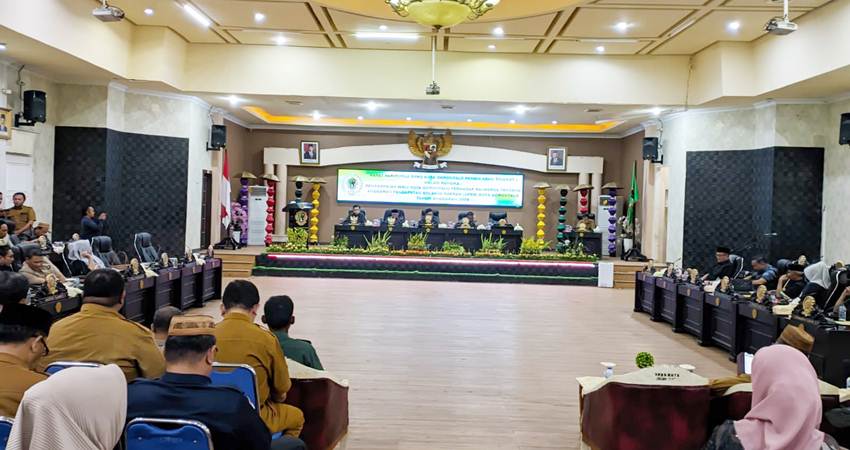 Rapat Paripurna DPRD Kota Gorontalo Pembicara Tingkat I (lanjutan) dalam rangka penyampaian pandangan umum fraksi serta tanggapan jawaban Wali Kota atas pandangan umum fraksi terhadap Ranperda APBD Kota Gorontalo tahun anggaran 2024, Senin (23/10/2023)