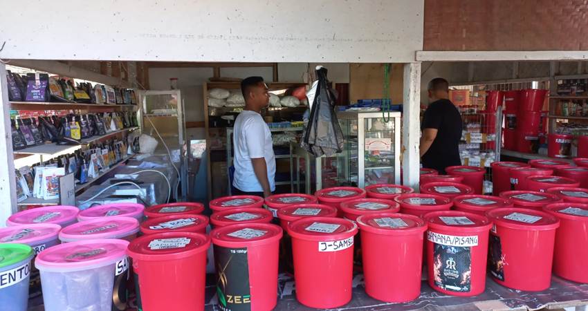 Andri, salah seorang pedagang tembakau saat melayani pembeli tembakau linting dewe.