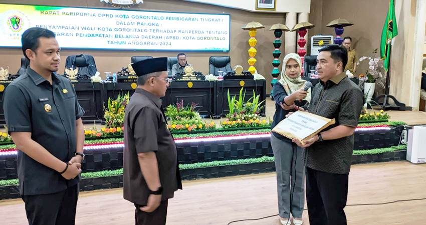Ketua DPRD Kota Gorontalo, Hardi Sidiki saat menerima draf Ranperda APBD Tahun Anggaran 2024, Senin (23/10/2023) (F. Diyanti/Gorontalo Post)