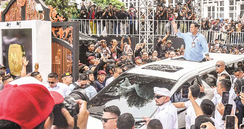 BAKAL calon presiden Prabowo Subianto menyapa pendukungnya usai mendaftarkan diri sebagai peserta dalam Pemilihan Presiden (Pilpres) 2024 di Gedung KPU,Jakarta, Rabu (25/10/2023).