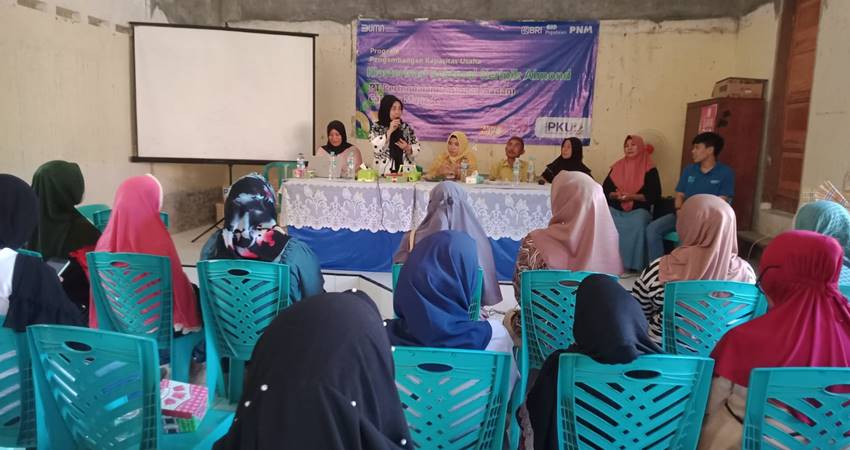 Nasabah Mekaar PNM Cabang Manado saat mengikuti pelatihan PKU, melalui klasterisasi sektoral Keripik Almond, di Kantor Kelurahan Siendeng Kecamatan Hulonthalangi Kota Gorontalo Jum'at (27/10/2023)