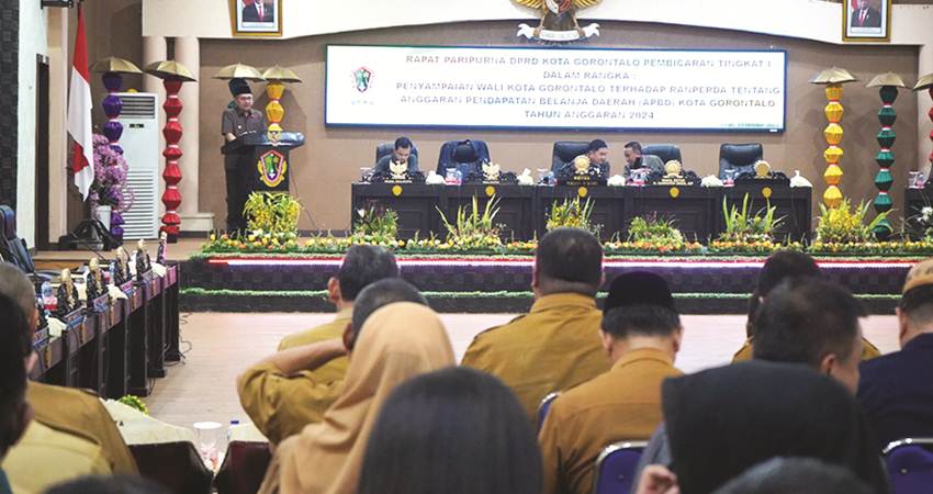 Wali Kota Gorontalo, Marten Taha saat memberikan sambutan pada sidang paripurna pengantar nota keuangan rancangan APBD Kota Gorontalo tahun anggaran 2024 yang diselenggarakan DPRD Kota Gorontalo, Senin (23/10/2023) malam. (Foto: Prokopim)