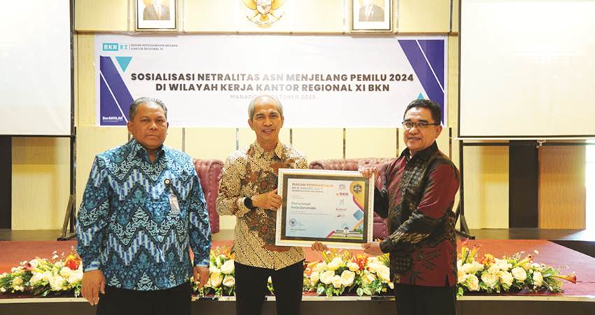 KEPALA BKPP Kota Gorontalo, Ben Idrus ketika menerima penghargaan BKN Award.