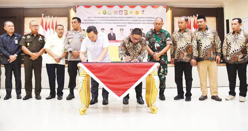 Pj Gubernur Gorontalo, Ismail Pakaya (kiri) bersama Ketua KPU Provinsi Gorontalo, Fadliyanto Koem, menandatangani NPHD untuk Pemilu dan Pilkada 2024 di aula rumah jabatan gubernur, Selasa (24/10). (Foto : Haris/diskominfotik)