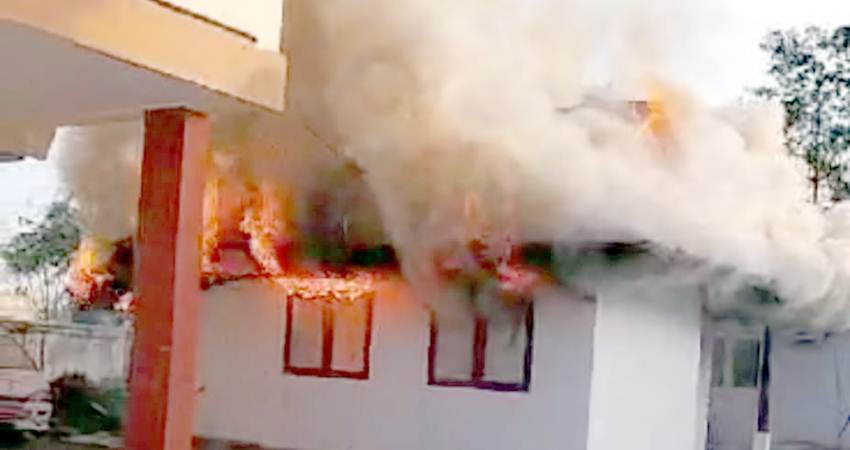 Kobaran api yang membakar rumah dinas yang ditempati dokter di RS Tonaha Kota Gorontalo. (Foto: Istimewa).