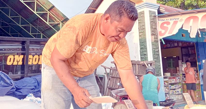 Salah satu pedagang beras di pasar tradisional Pujasera Limboto, Kabupaten Gorontalo, Senin (23/10/2023)
