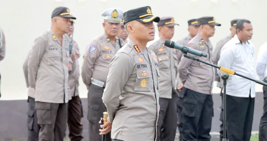 Kapolresta Gorontalo Kota, Kombes Pol. Dr. Ade Permana,S.I.K,M.H saat memberikan penyampaian kepada seluruh personel agar tetap netral dan menjaga kesehatan, menjelang pelaksanaan Pemilu 2024 mendatang.