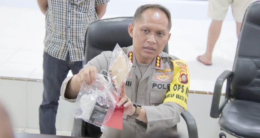 Kapolresta Gorontalo Kota, Kombes Pol. Dr. Ade Permana,S.I.K,M.H saat memberikan keterangan pers terkait dengan pengungkapan narkoba yang dilakukan oleh pihaknya beberapa waktu lalu.