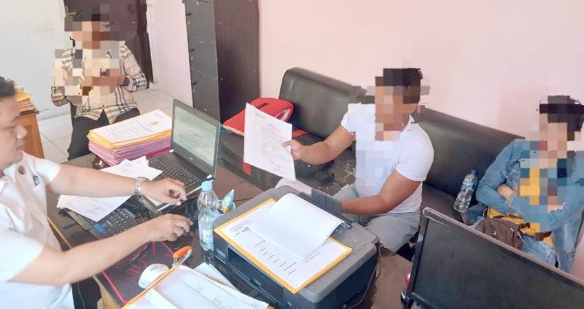 Oknum Tukang Pijat yang dilaporkan atas dugaan perbuatan cabul, saat menjalani pemeriksaan penyidik Polsek Kota utara.