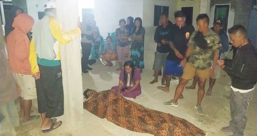 Heboh, saat Inton, warga Karya Baru, Kecamatan Dengilo saat ditemukan tewas di komunal Desa Popaya, Kecamatan Dengilo, Kamis (26/10/2023), dini hari.