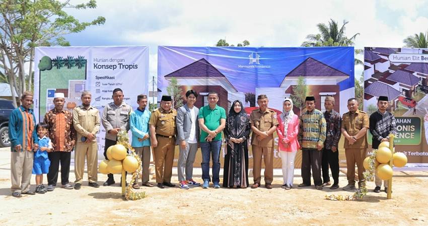 Bupati Saipul beserta tokoh dan masyarakat Pohuwato saat menghadiri pembukaan pembangunan Harmonis Residence, Senin (23/10/2023). Foto : Rajak/Humas