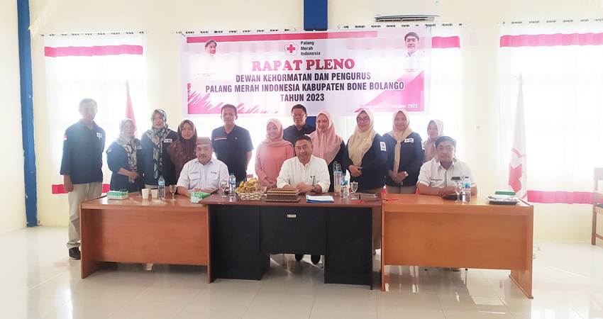 ketua Dekab Bonbol Halid Tangahu berpose bersama Bupati Hamim Pou dan ketua harian PMI Yakob Tangahu beserta jajaran pengurus PMI Bonbol belum lama ini. (Foto dok)