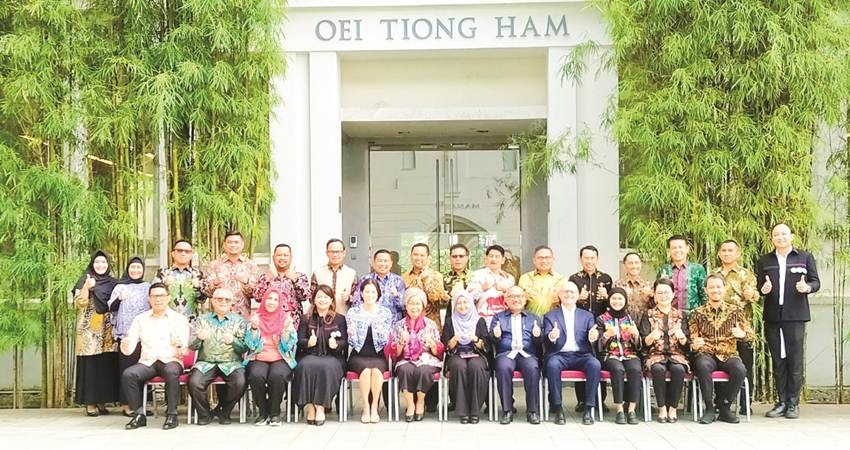 FOSE. Bupati Gorontalo (barisan kedua, empat dari kanan) saatberfoto bersama dengan peserta lainnya dan juga tim pemateri