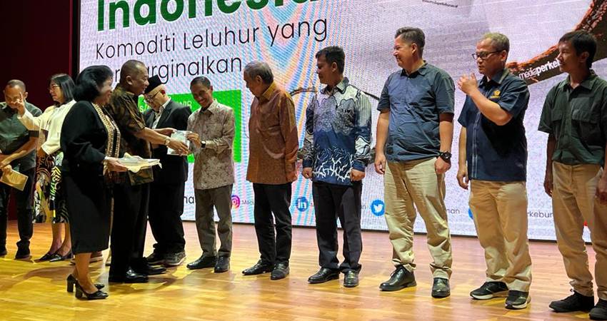Bupati Gorontalo Nelson Pomalingo yang juga sebagai Ketua Kopek mendapatkan bingkisan bersama peserta lain, saat menghadii launching peluncuran buku industri kelapa Indonesia.