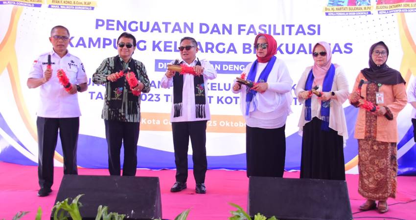 Tampak Wali Kota Gorontalo, Marten Taha (Ketiga dari kiri) dan Sekda Kota Gorontalo, Ismail Madjid (Paling kiri) pada kegiatan launching kampung KB di Kota Gorontalo, Rabu (25/10/2023). (Foto: Prokopim)