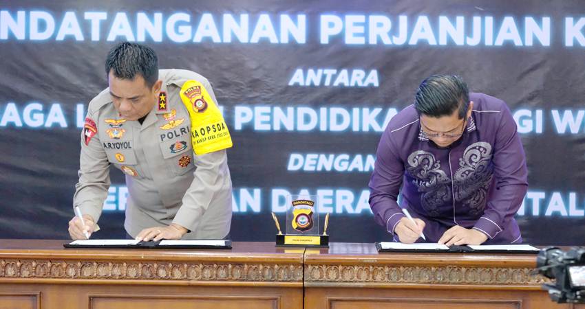 Kapolda Gorontalo saat Penandatanganan PKS terkait penanganan tindak pidana perudungan, intoleransi, kekerasan seksual, penyalahgunaan dan peredaran Narkoba di lingkungan perguruan tinggi swasta wilayah Gorontalo, yang bertempat di Auditorium Universitas Gorontalo, Rabu (25/10). (Foto: Istimewa).