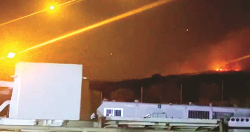 Markas pasukan TNI dalam misi sebagai pasukan perdamaian PBB di Lebanon dikabarkan terkena mortir yang dilontarkan militer Israel. Terlihat suar parasut mengambang di udara (dok Ist/TNI)