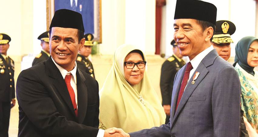 Presiden Joko Widodo, memberikan ucapan selamat kepada Andi Amran Sulaiman, usai dilantik sebagai Menteri Pertanian, Rabu (25/10).