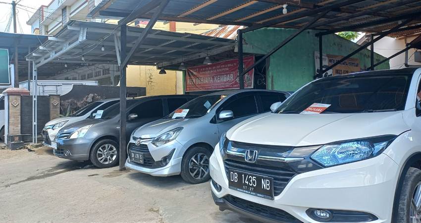 Mobil bekas yang dijual di Jalan Prof. Dr. H.B Jassin Kota Gorontalo.