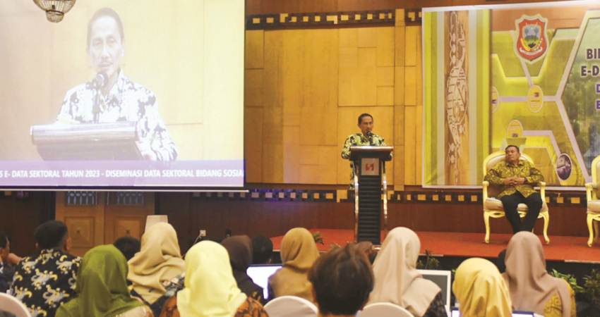 BUKA. Bupati Gorontalo Nelson Pomalingo membuka bimtek E-Data Sektoral Tahun 2023 dan Diseminasi Data Sektoral Bidang Sosial Tahun 2023, di Ballroom Swiss-Belhotel Maleosan Manado. Rabu (25/10). (F:Humas)