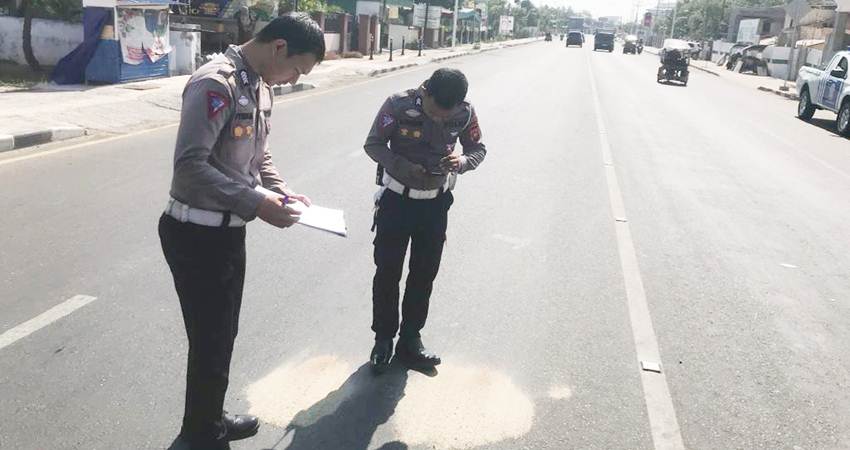 Petugas Sat lantas Polresta Gorontalo Kota lakukan Olah TKP Lakalantas yang mengakibatkan 1 Orang meninggal dunia , Selasa (31/10).
